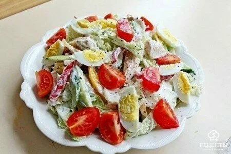 Диетический салат с курицей и овощами